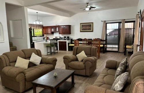 Flores House | Casa cerca del aeropuerto Peten