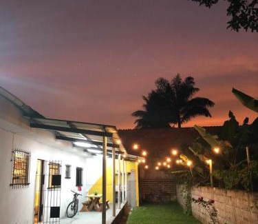 Caraguatatuba House | Casa com quintal e churrasqueira a 5min da praia