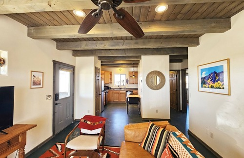 Taos House | Casa con las Vistas: 2 BR, 2 BA in El Prado, Sleeps 4