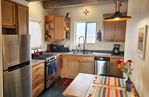 Taos House | Casa con las Vistas: 2 BR, 2 BA in El Prado, Sleeps 4