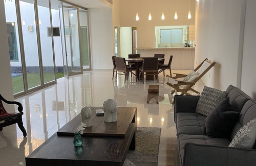 Colima House | Casa Contemporánea Nueva con Alberca y Aire Acondicionado en Colima, un Nivel
