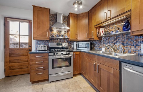 Historic Eastside House | Casa Contenta - Hot Tub, Walk to Canyon Rd.