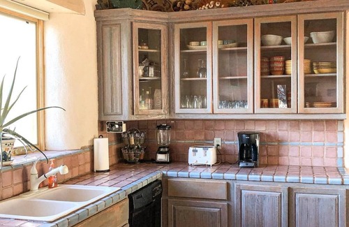 Arroyo Seco House | CASA COYOTE - Los Altos- Adobe View Home-Clubhouse Swim/Tennis/Ski/WIFI/Spa/Hike
