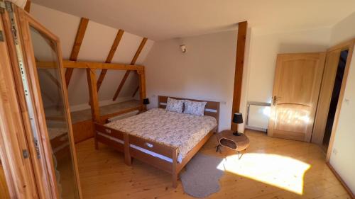 Marga Ski Chalet | Casa cu Stuf - Căsuță de Poveste cu Acoperiș de Stuf Refugiu Rustic și Modern în Natură lângă pârâu Loc de joaca pentru Copii Parcare Foișor