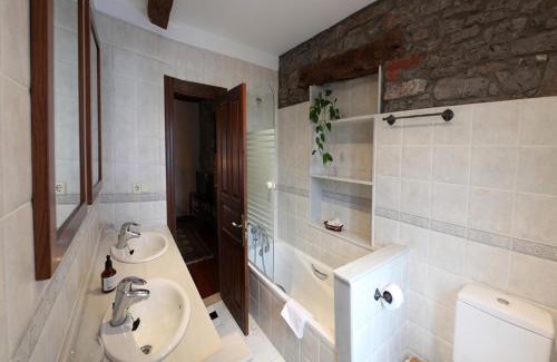 Caces Bed & Breakfast | Casa de Aldea La Pumariega