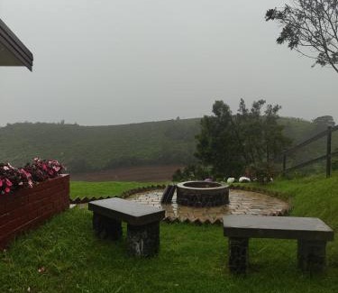 Ithalar Ski Chalet | Casa de Amor Ooty by EBR , Cozy Villa near Ooty Emerald Lake