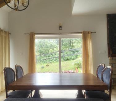 Ithalar Ski Chalet | Casa de Amor Ooty by EBR , Cozy Villa near Ooty Emerald Lake