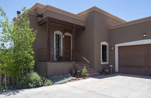 Santa Fe House | Casa de Cielo Azul is located off Tano Road with easy access to the Plaza