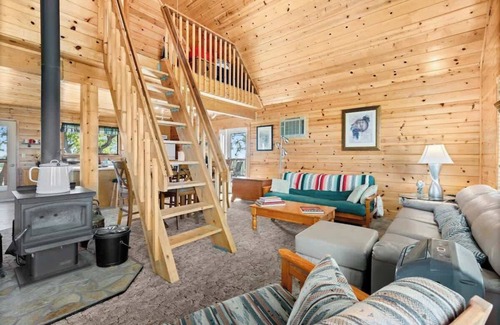 Oak Shores Cabin | Casa de Corona Lake House with Fireplace & Grill