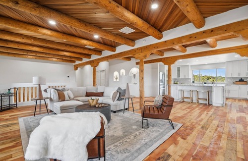 Canoncito House | Casa De Coyote: Luxury 7br 16+ guest retreat