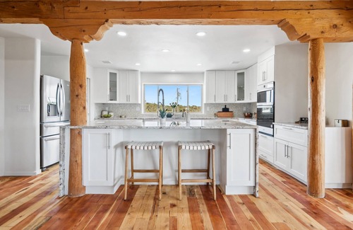 Canoncito House | Casa De Coyote: Luxury 7br 16+ guest retreat