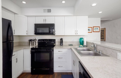 Kailua-Kona Condo | Casa De Emdeko 204 - Air Conditioning! Elevators! REMODELED IN 2019!