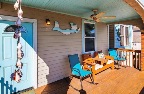 Galveston House | Casa de Esperanza - Updated coastal home w. community pool access, minutes to be