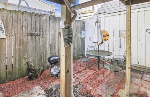 Galveston House | Casa de Esperanza - Updated coastal home w. community pool access, minutes to be