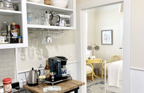 St. Augustine Apartment | Casa de Flora B- Relaxed Elegance in historic St Augustine 🚭