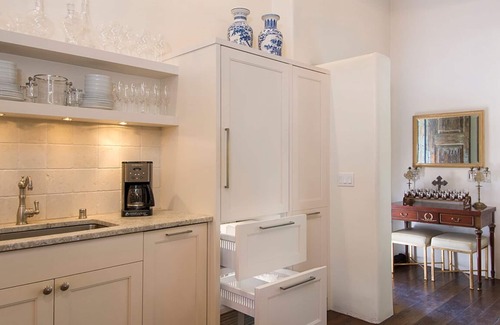 Historic Eastside House | Casa de los Farolitos - Historic Eastside Gem