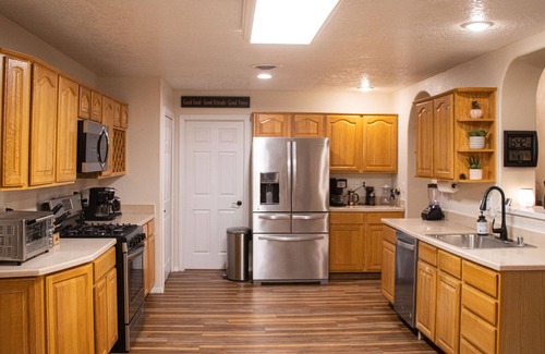 Farmington House | Casa De Monteagle, Serene, Spacious, 2Master Suites K/K , HotTub, Pets, Close