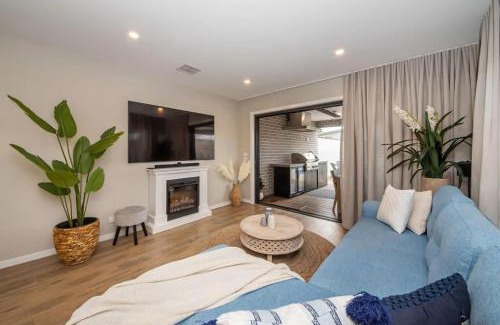 Safety Beach House | Casa de Praia - Luxe by the Bay with Heated Pool