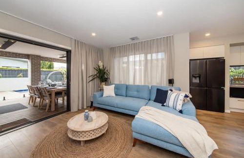 Safety Beach House | Casa de Praia - Luxe by the Bay with Heated Pool