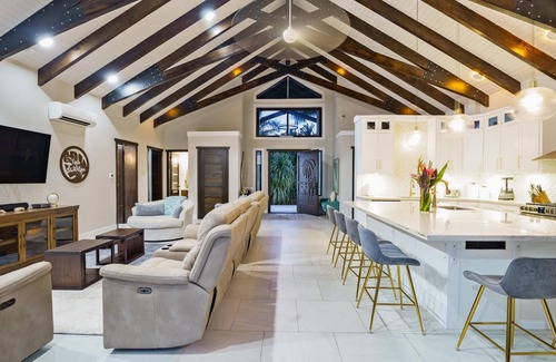 Cocoplum Villa | Casa de Wilson - 5 Bedroom Beachfront Villa