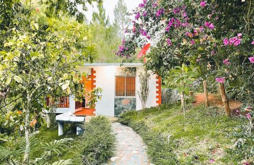Jarabacoa House | Casa del Arroyo 2-Bedroom Cottage Fireplace and BBQ