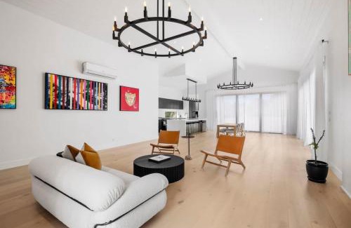 Bellbrae House | Casa del Candelabra - Light-Filled Luxury Retreat Minutes from Town
