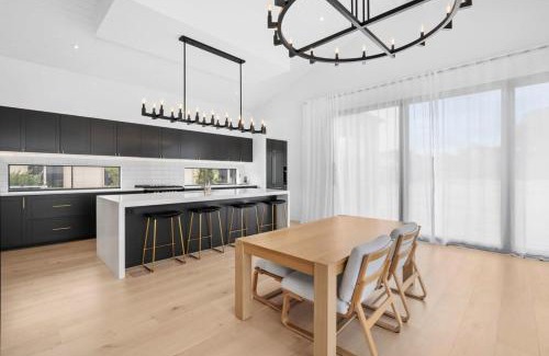 Bellbrae House | Casa del Candelabra - Light-Filled Luxury Retreat Minutes from Town