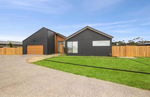 Bellbrae House | Casa del Candelabra - Light-Filled Luxury Retreat Minutes from Town
