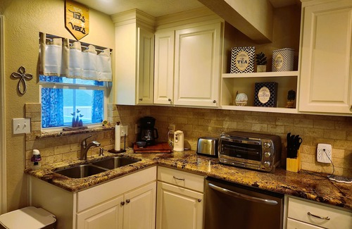 El Lago House | Casa del Charles Sleeps 8 & a five minute walk to the beach!
