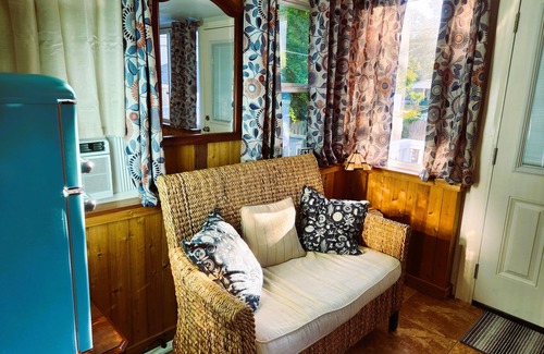 El Lago House | Casa del Charles Sleeps 8 & a five minute walk to the beach!