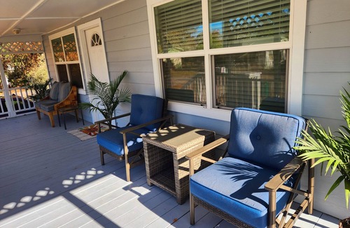 El Lago House | Casa del Charles Sleeps 8 & a five minute walk to the beach!