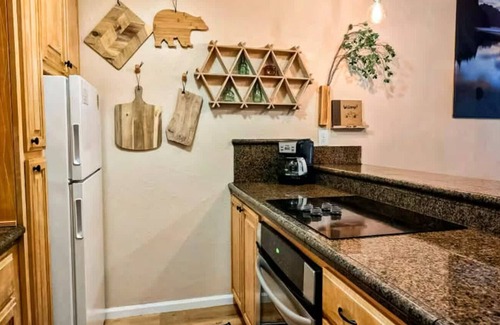 Shaver Lake Condo | Casa del Lago-Modern Mountain Studio!