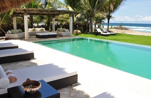 Barra de Colotepec Villa | Casa Del Mar is a luxury oceanfront villa located in Puerto Escondido