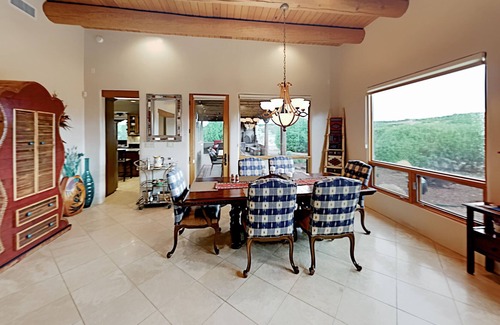 Tierra Preciosa House | Casa del Oso - luxury updates, central AC & Sangre de Cristo Mountain views