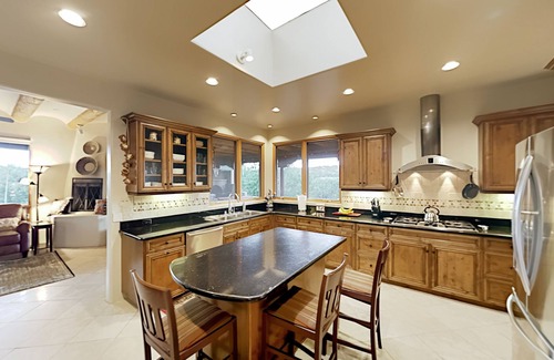 Tierra Preciosa House | Casa del Oso - luxury updates, central AC & Sangre de Cristo Mountain views