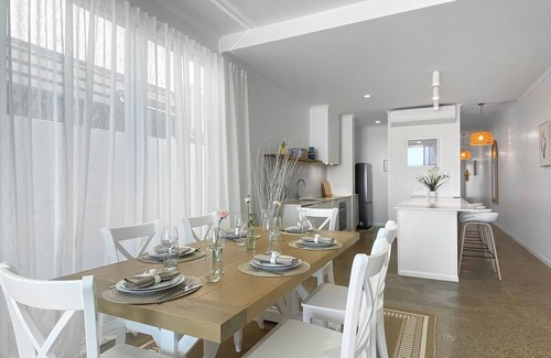 Nelly Bay House | Casa del Sol – A spacious tropical retreat with stunning water and mountain views