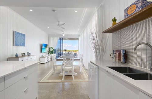 Nelly Bay House | Casa del Sol – A spacious tropical retreat with stunning water and mountain views