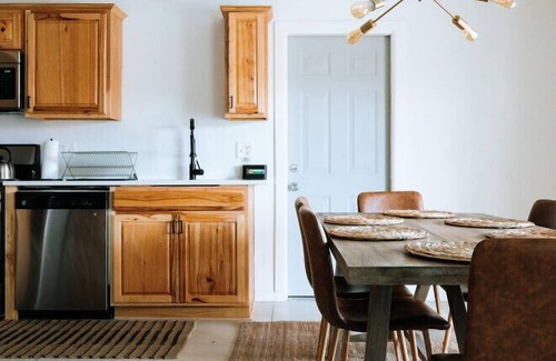 Hodgin House | Casa del Sol|dog friendly|KING BED