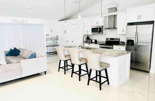 Sunshine House | Casa Del Sol Lehigh - 3/2 Jetted Tub & Open Backyard