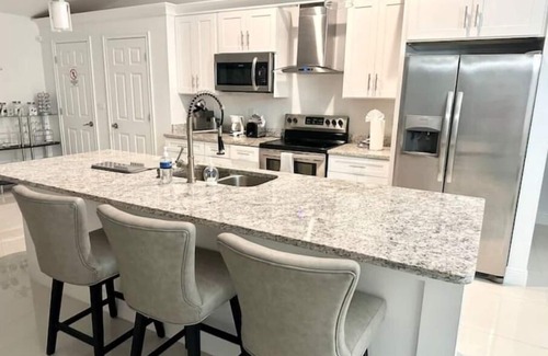 Sunshine House | Casa Del Sol Lehigh - 3/2 Jetted Tub & Open Backyard