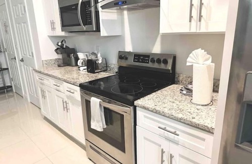 Sunshine House | Casa Del Sol Lehigh - 3/2 Jetted Tub & Open Backyard