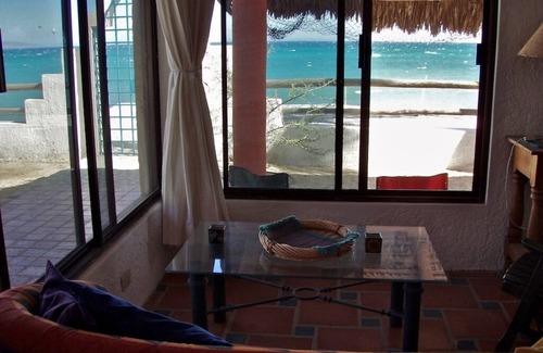 La Ventana House | Casa del Sol: Location Location! Beachfront/Walking Distance to Everything!