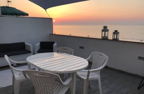 Acquarone House | Casa delle Rondini with garden and terrace overlooking the sea