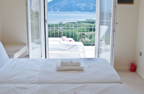 Fiskardo Villa | Casa di CLO sea front stone property, private pool, Fiscardo 500 m, beach 150m