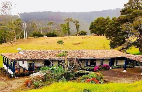 Pacho House | Casa ecoturistica con rio y vista a las montañas