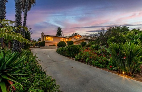 Vista House | Casa Elevado, Pool House with Stunning Views!