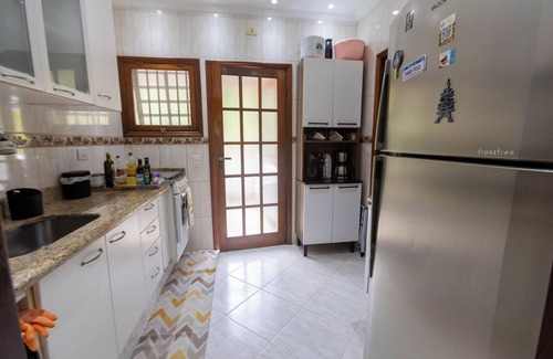 Balneario Guaruja Ski Chalet | Casa em condomínio com piscina, Wi-Fi e garagem