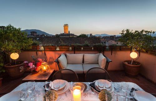 Lucca Historical Center Apartment | Casa Emy, THE LUCCA VIEW 3 BEDROOM APARTMENT WITH TERRACE