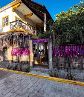 San Pedro Pochutla House | Casa Eulogia y Fortunata con AC y Desayuno a pasos del mar