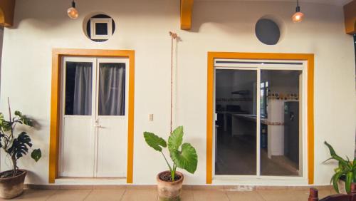San Pedro Pochutla House | Casa Eulogia y Fortunata con AC y Desayuno a pasos del mar